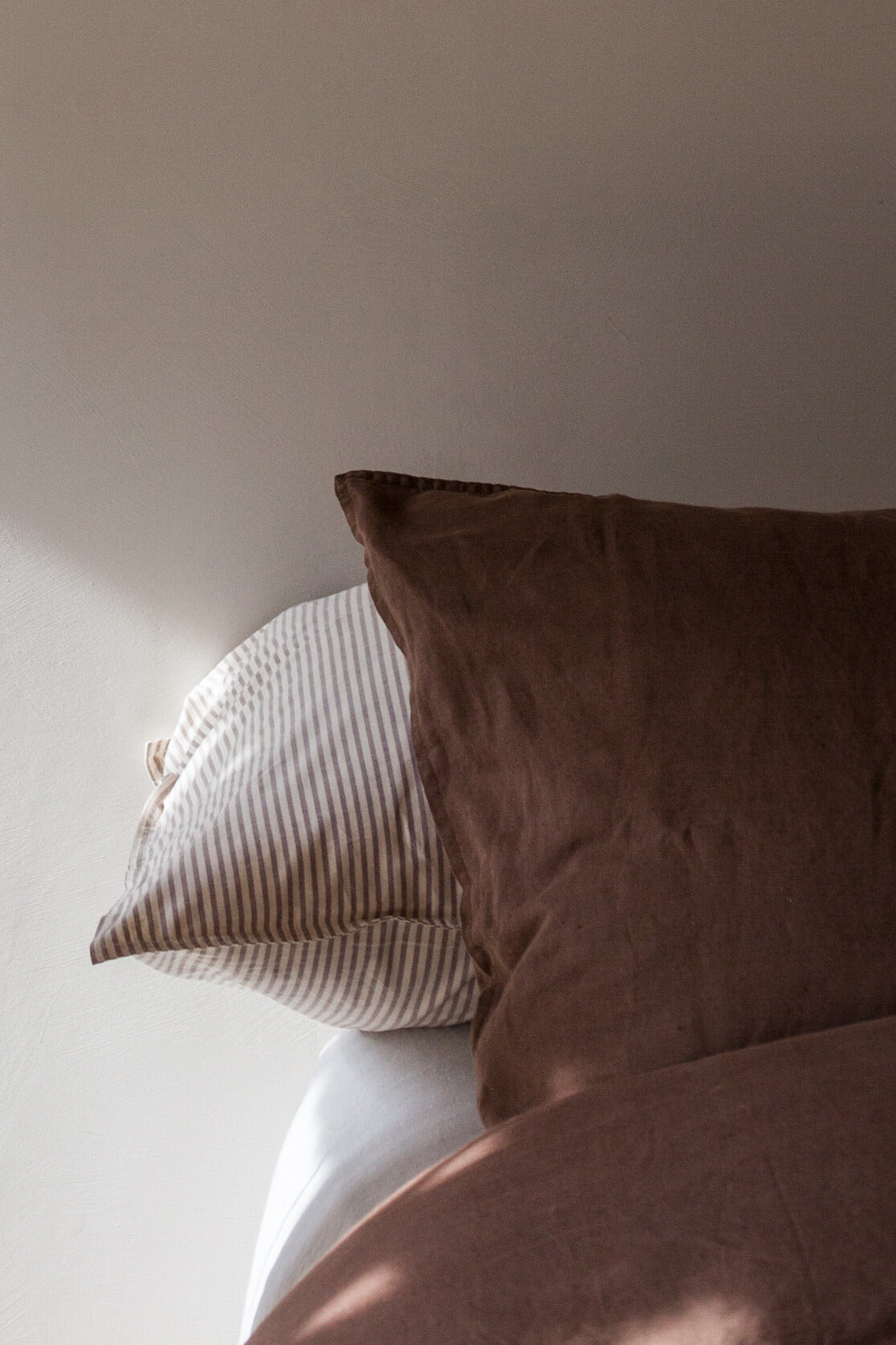 bedmate cotton pillowcase brown/ecru closup