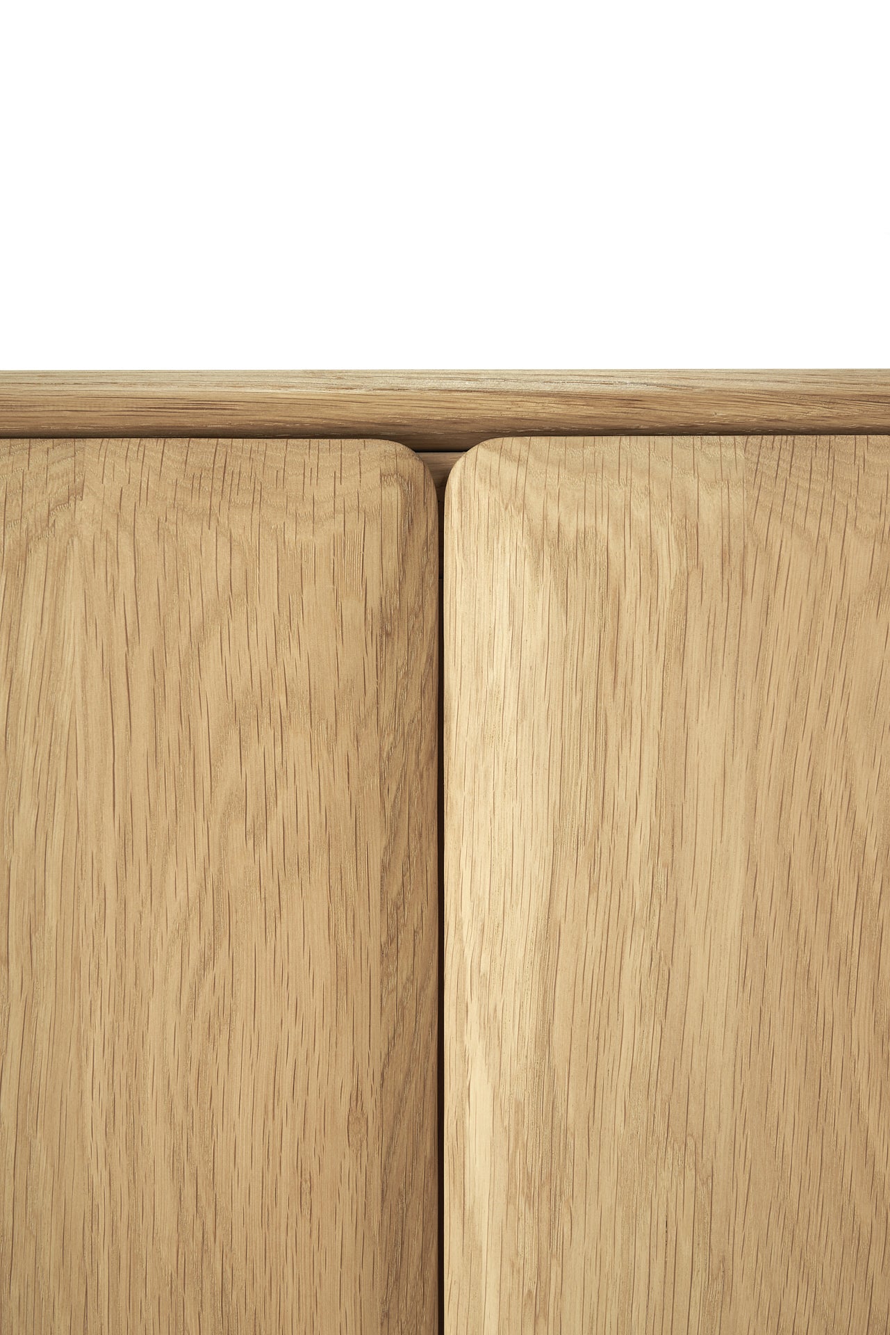 PI Sideboard Oak from Ethnicraft  detail photo doors closed