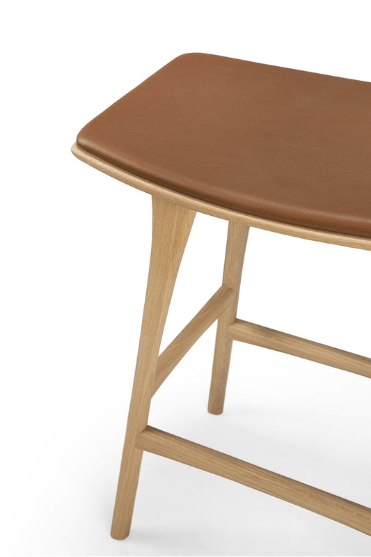 Osso Stool in Oak with a Cognac Leather seating by Ethnicraft detail photo seating