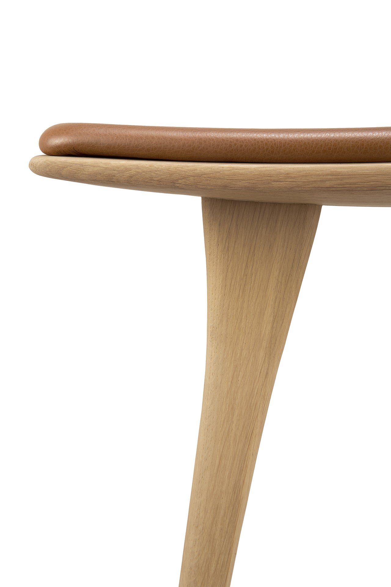 Osso Stool in Oak with a Cognac Leather seating by Ethnicraft detail photo seating 2