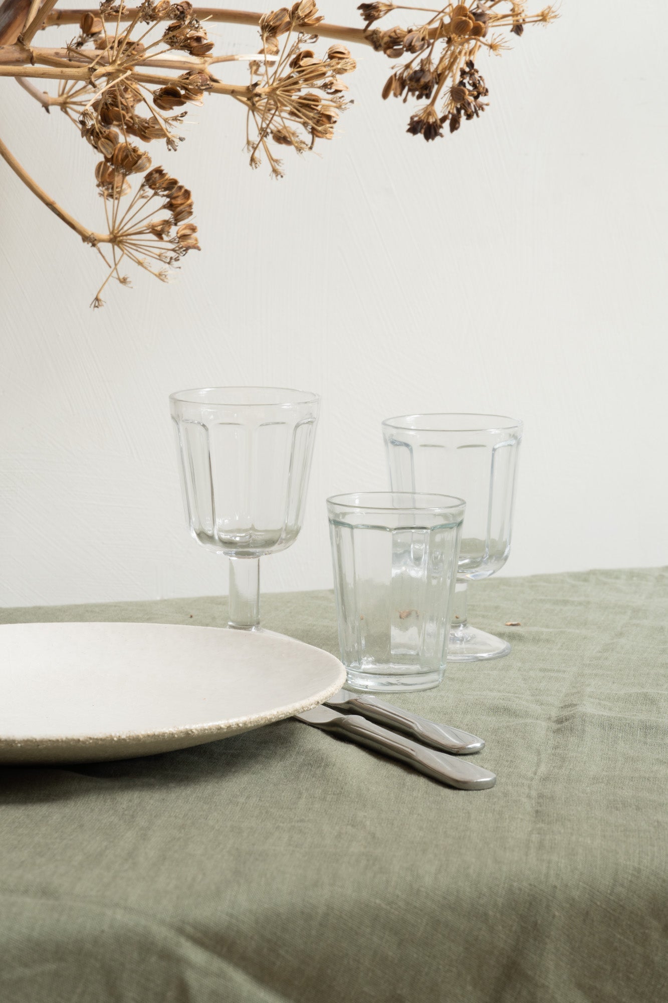 How to set the table and order the glasses?