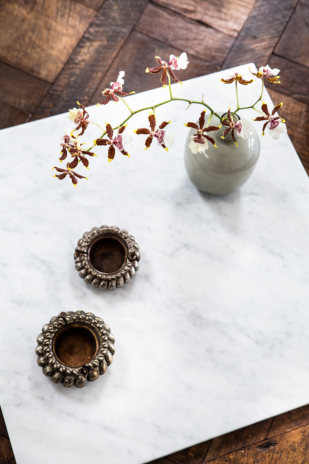 White marble side table with a vase with flowers and tea light holders on it - The Loft I - Interior Design Furniture Pop Up - Enter The Loft