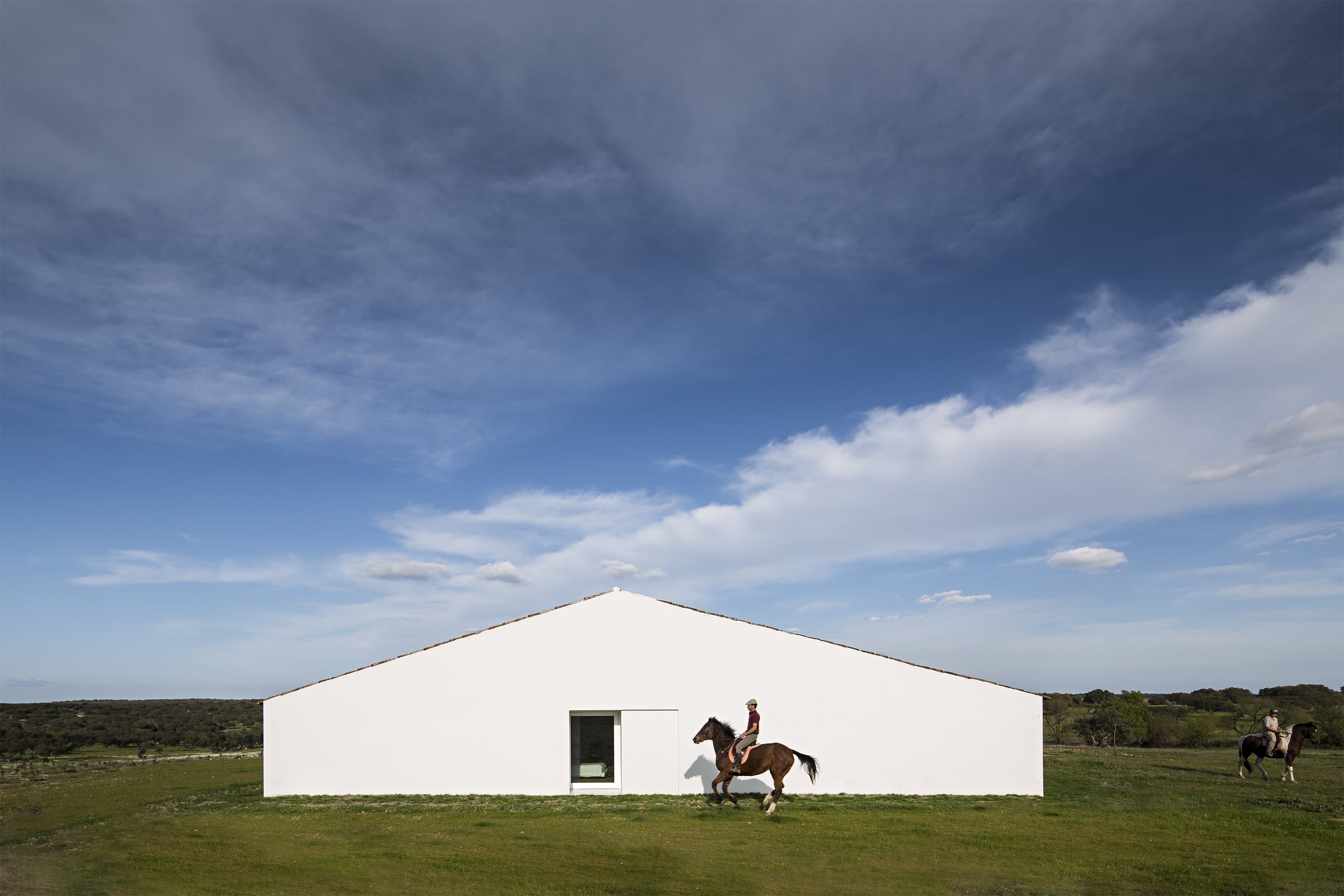 Casa No Tempo, a more secluded space, set between green rolling hills and surrounded by nothing but nature - Silent Living - Enter The Loft