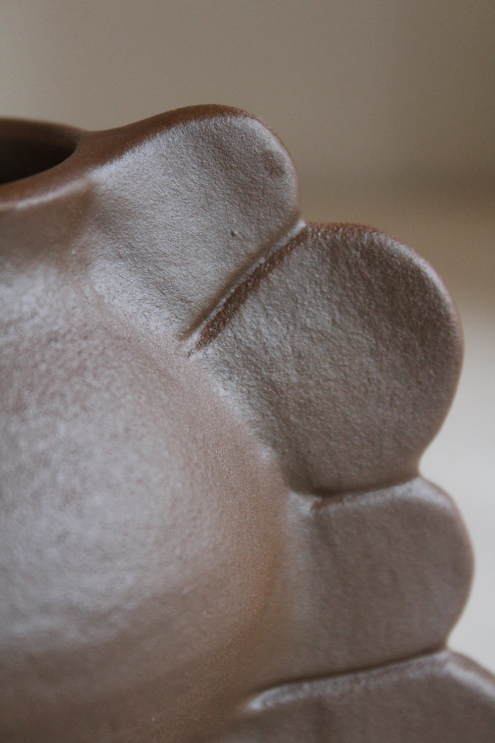 Details of the Medee Brun Vase by Jars Ceramistes.