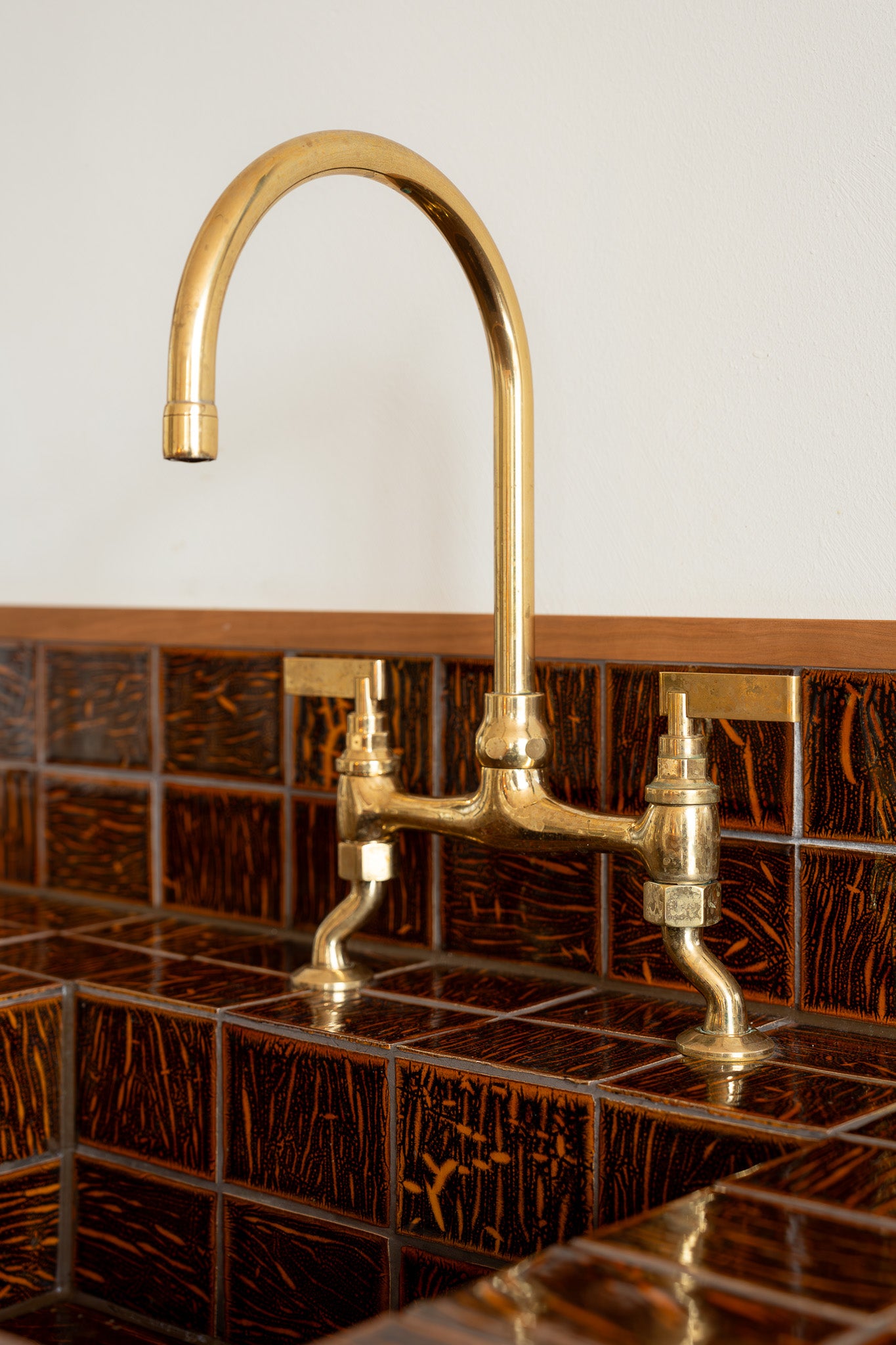 kitchensink with QuintaLisque red tiles at our showroom Frederiksplein