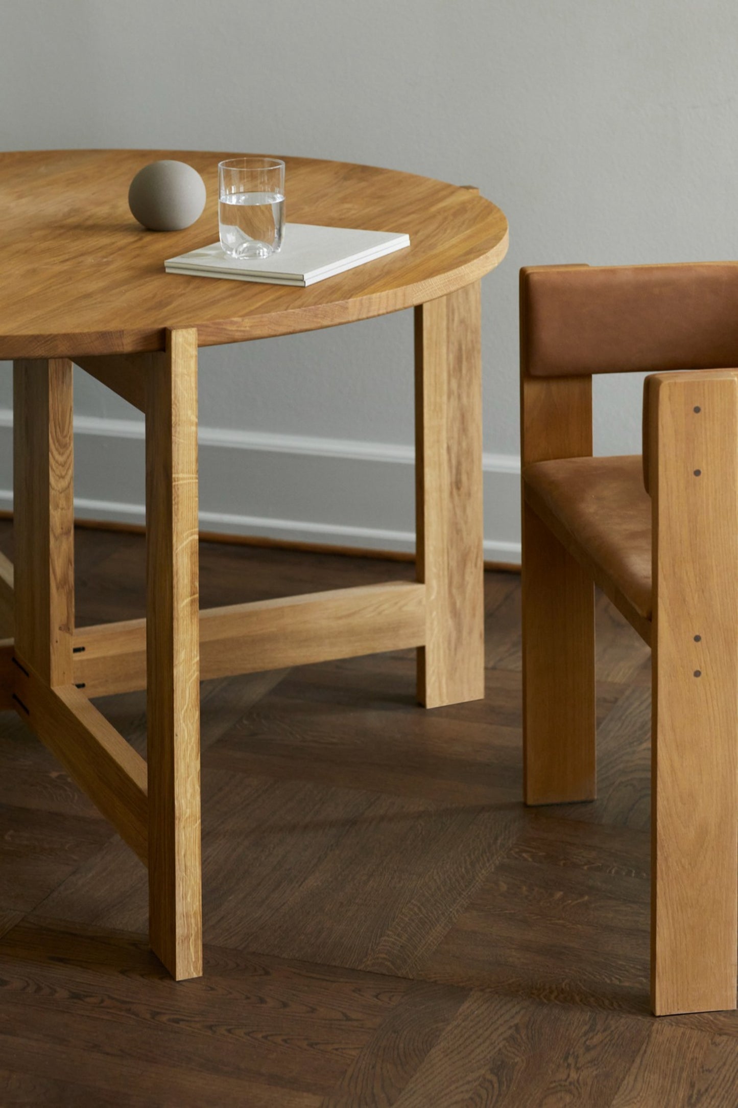 Collector Round Dining Table - Solid Oak detail photo