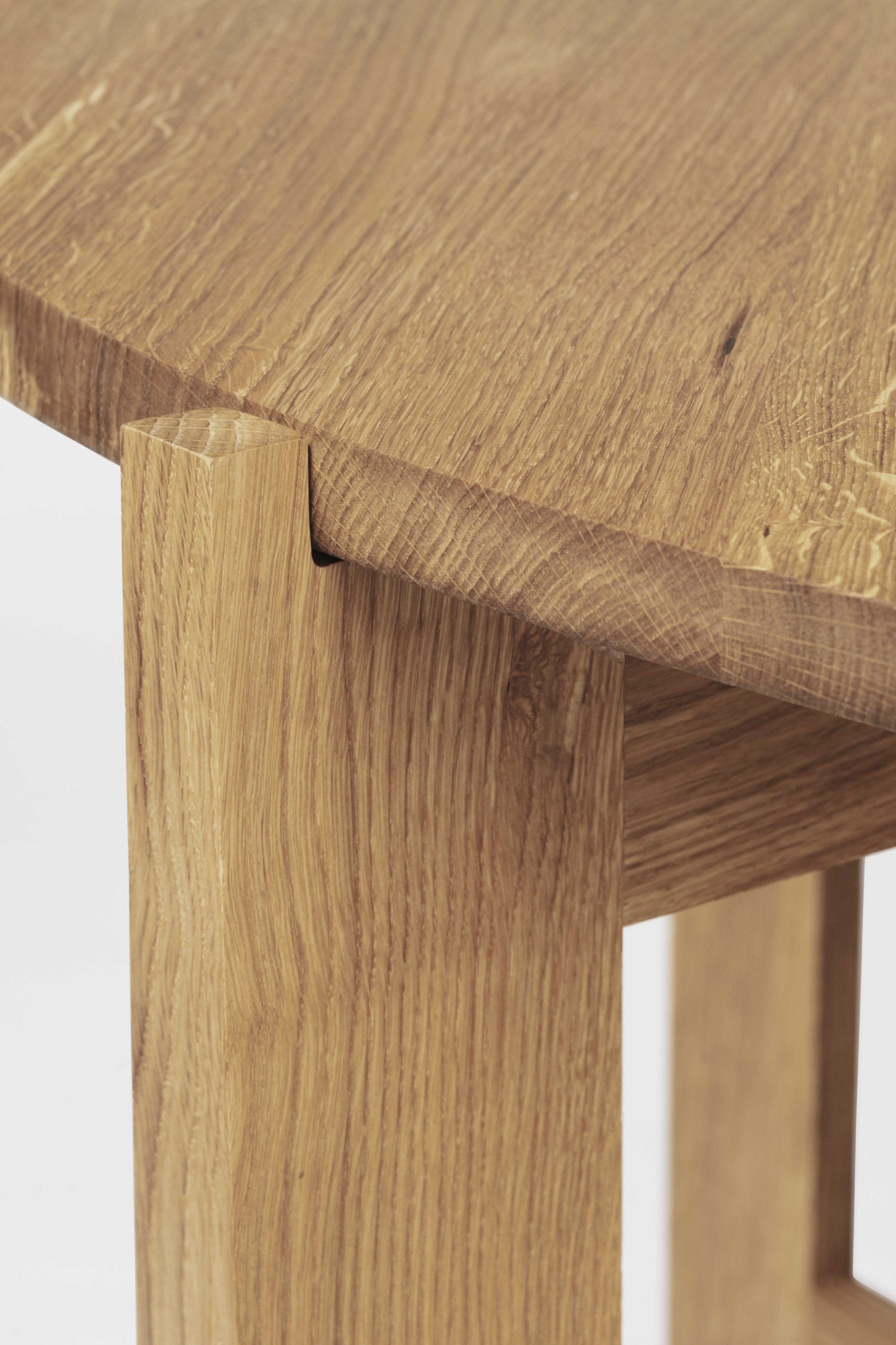 Collector Round Dining Table - Solid Oak detail photo