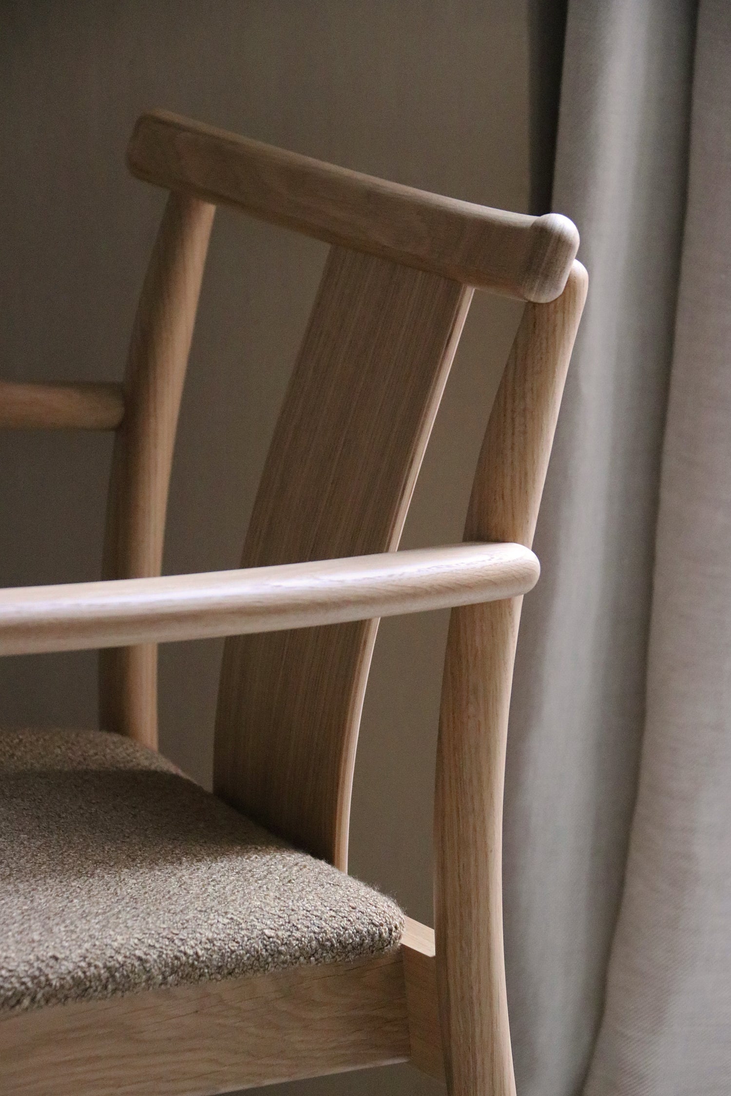 A close up of the Merkur Dining Chair with upholstery Hallingdal 65 200, by Audo Copenhagen.