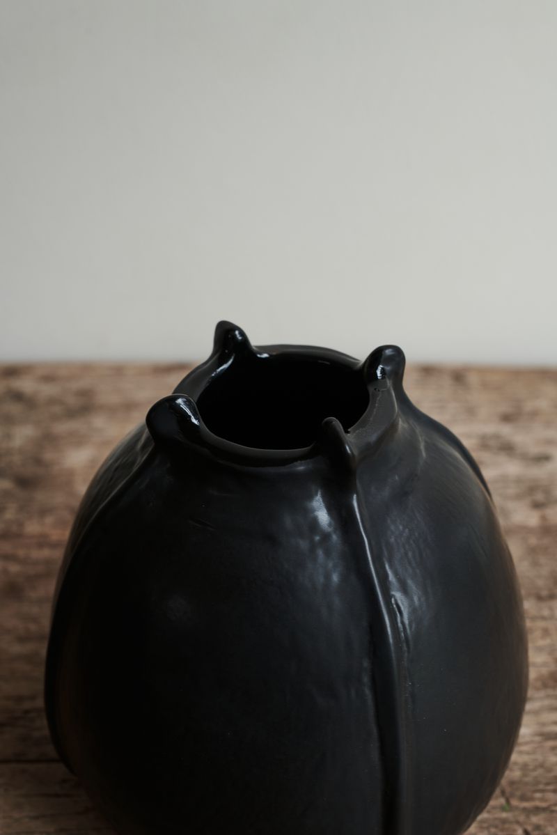 Details of the Yin Vase Black by Jars Ceramistes.