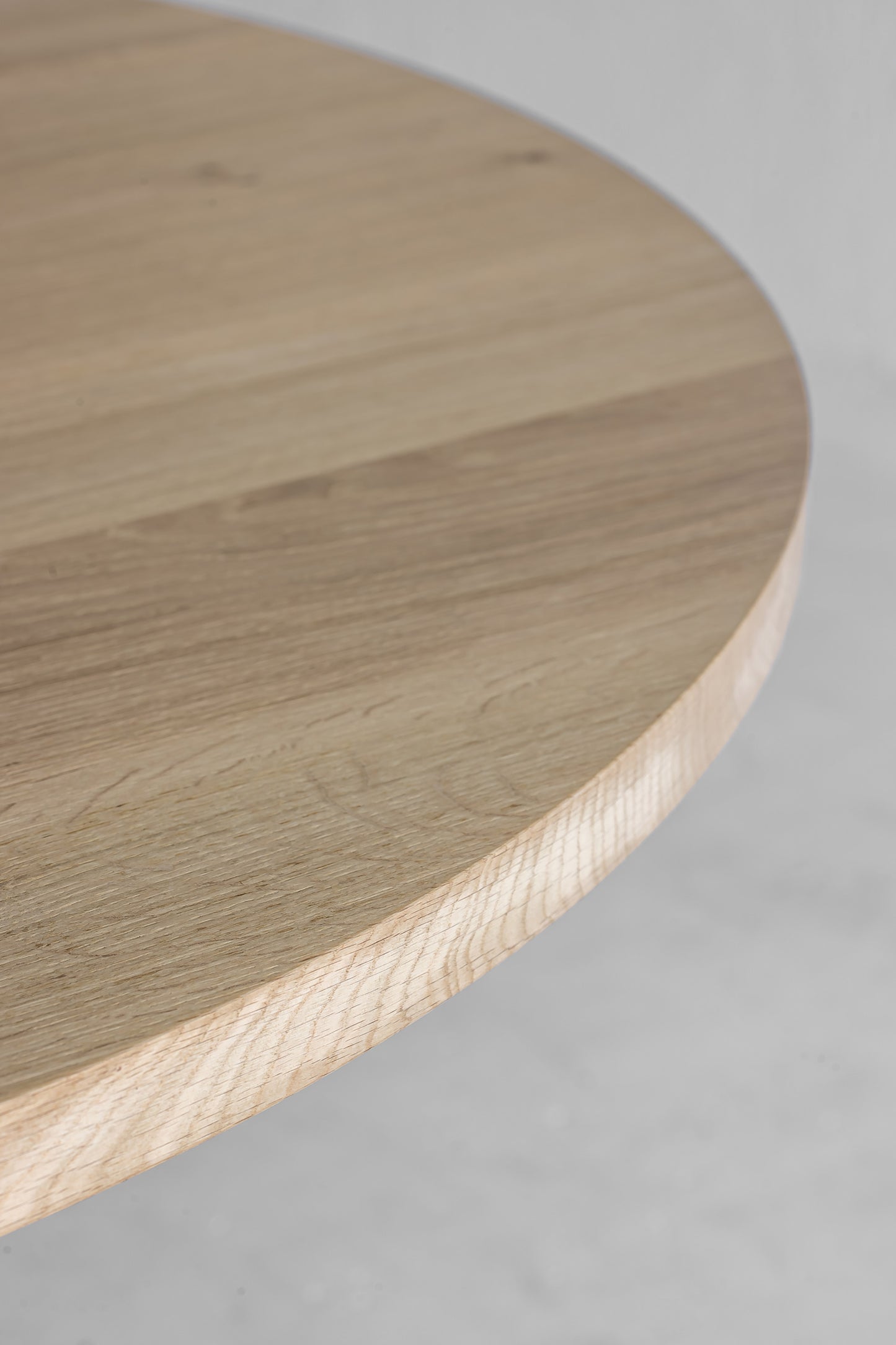 Details of Heerenhuis Brix Table Oak. - A beautiful round natural wood grain table top.