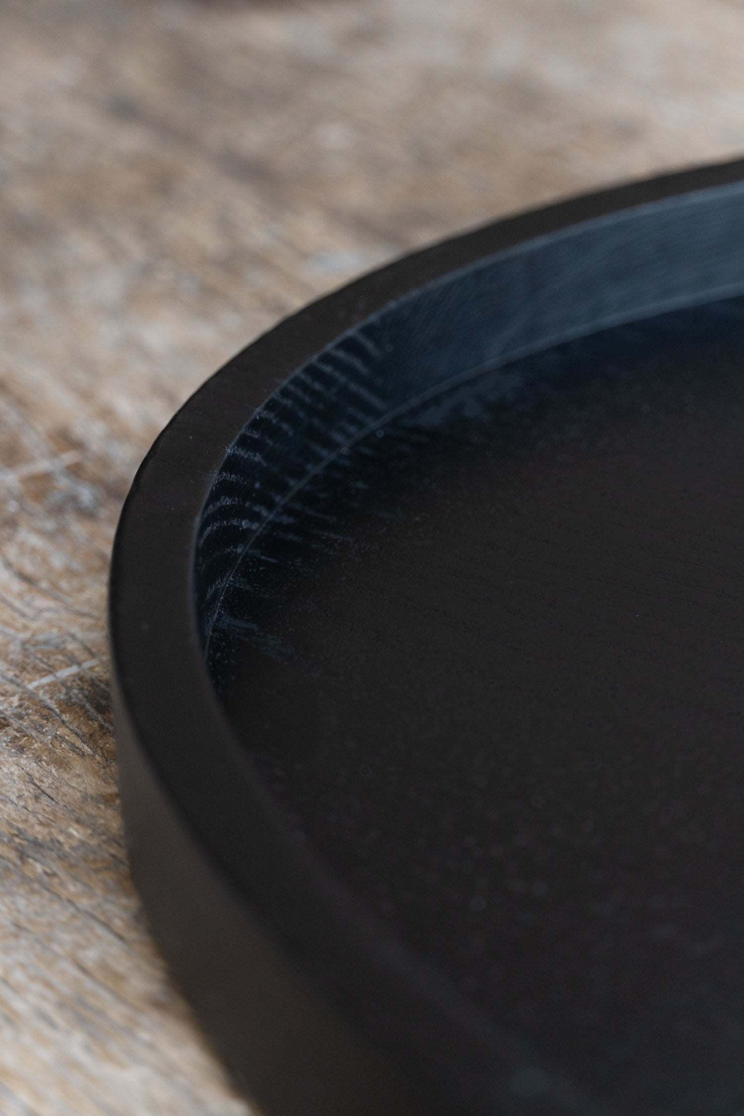 Details of the border of the Serax Vincent van Duysen Passe-Partout Round Tray Black – Enter The Loft