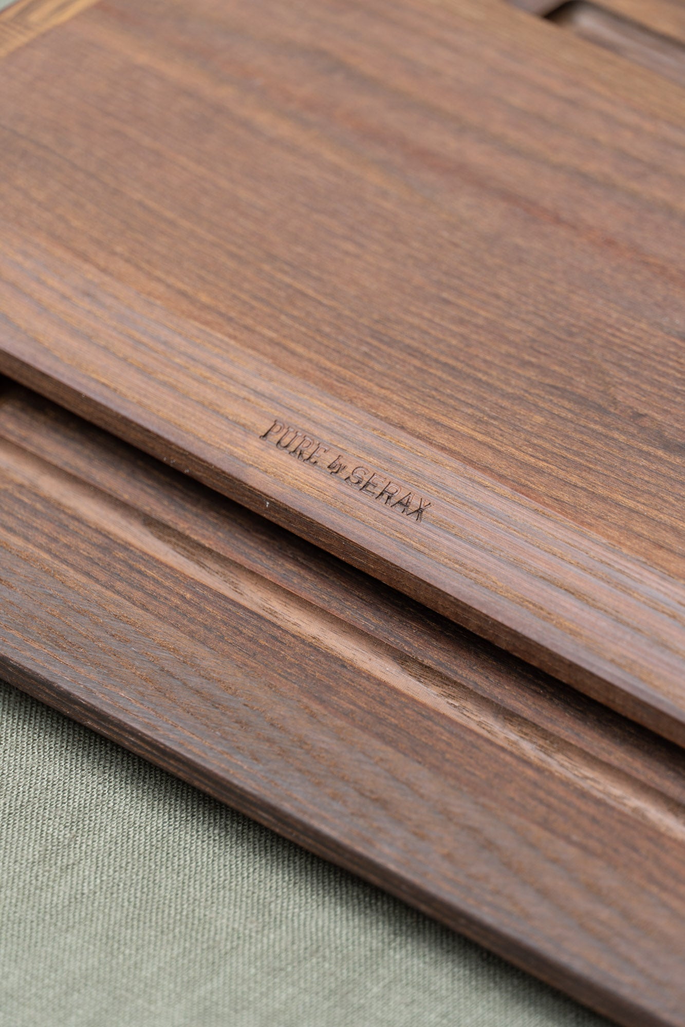 Detail of brand engraving in the Serax Pascale Naessens Pure Cutting Board – Enter The Loft