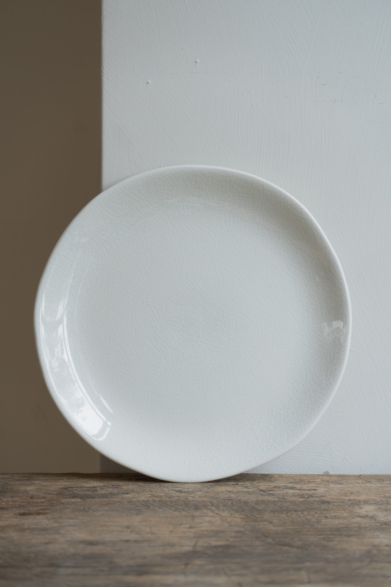 Front view of the Maguelone Round Plate Quartz by Jars Ceramistes.