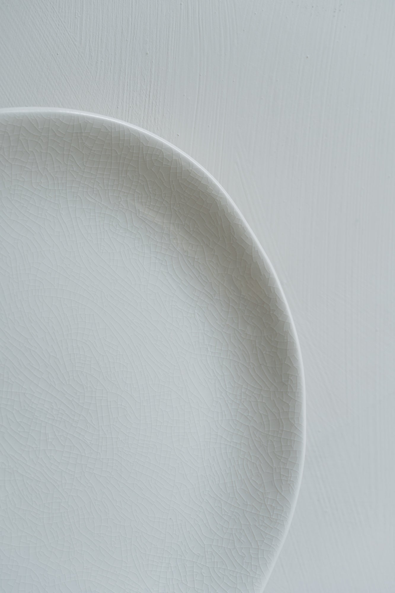 Details of the Maguelone Round Plate Quartz by Jars Ceramistes.