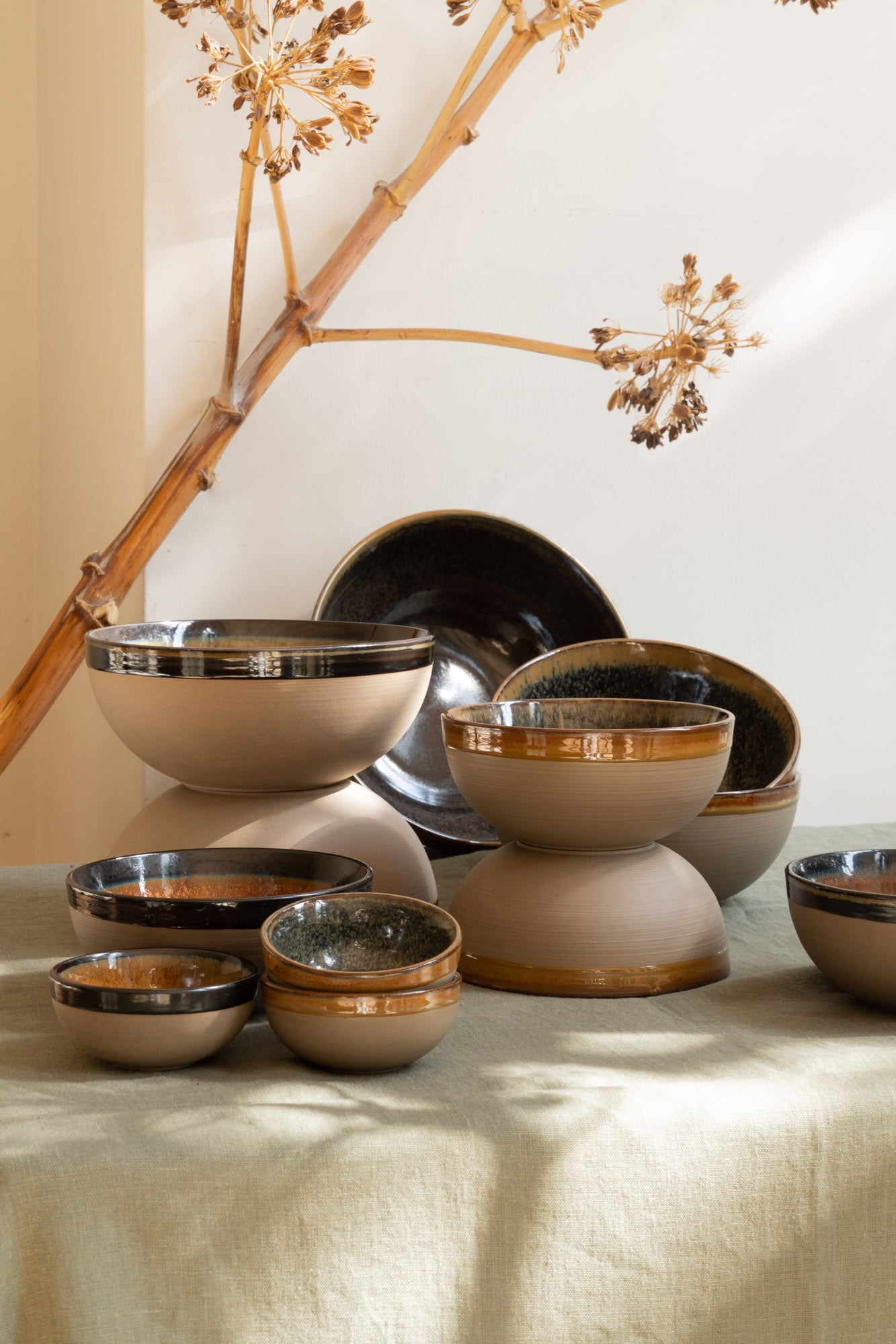 Surface Ceramic Brown bowl by Sergio Herman for serax setting on table green linnen tablecloth
