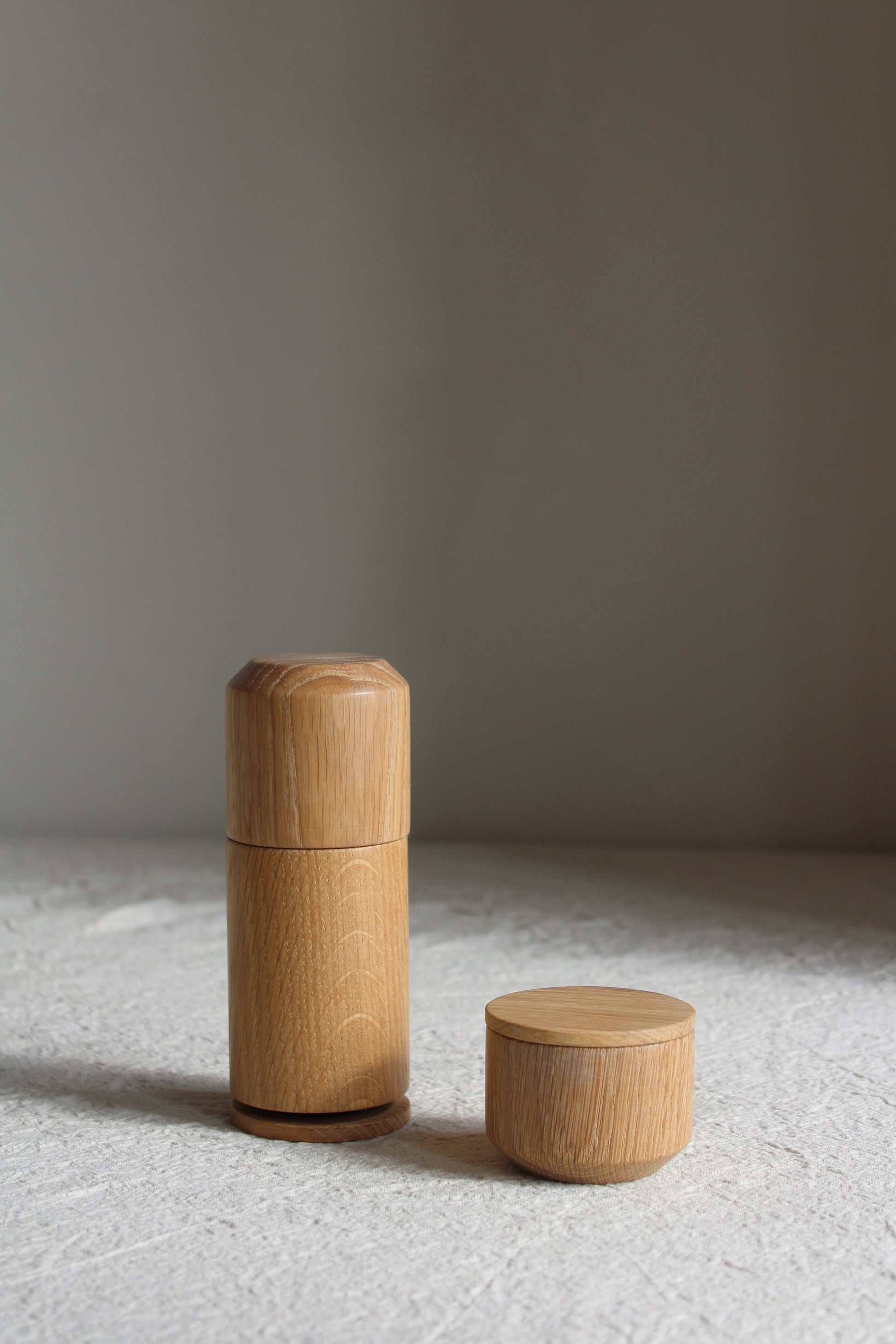 EKTA Living Crush Me - Pepper grinder and salt jar - natural oak