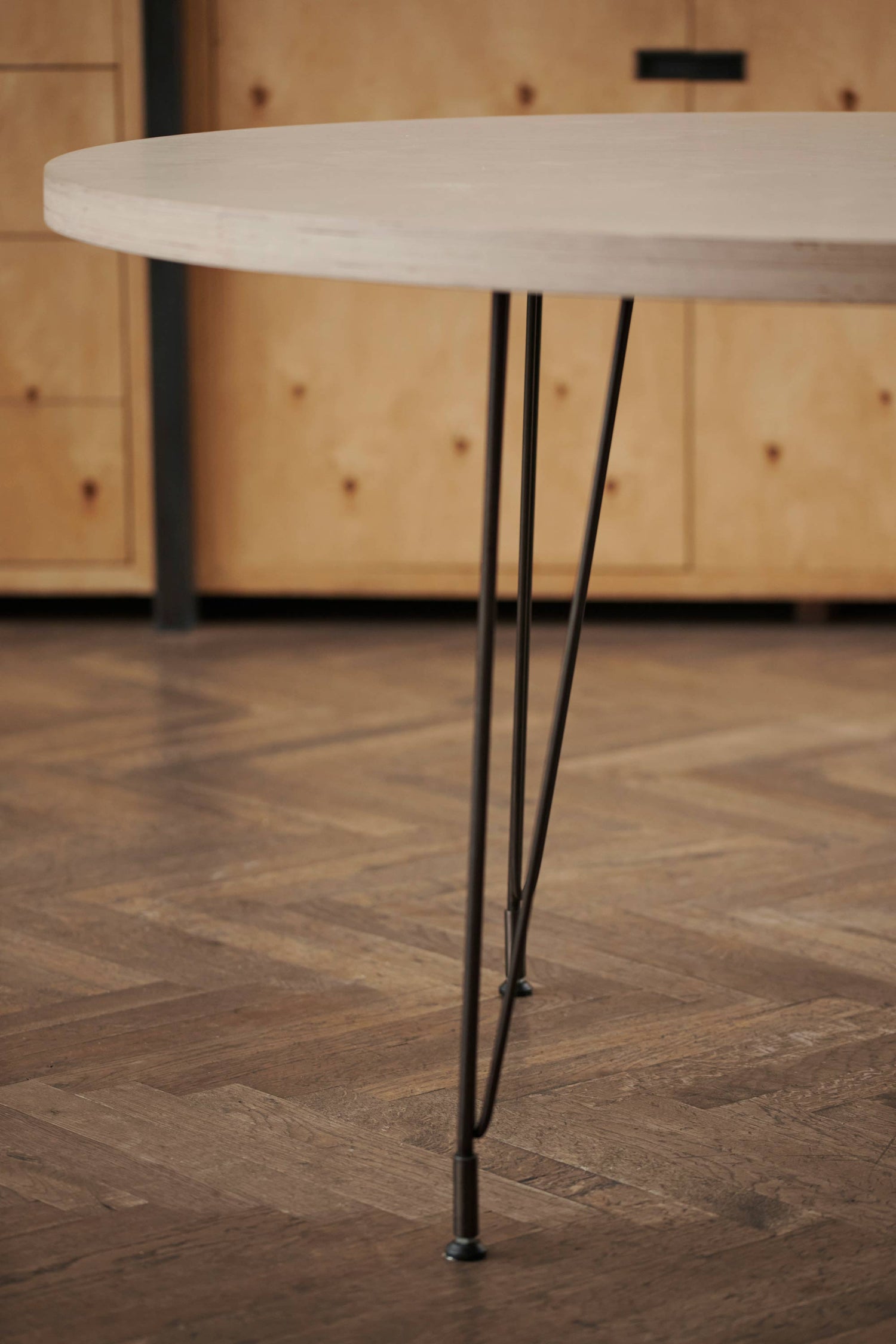 Detail shot of the thin mat black wireframe table legs from the Heerenhuis Sputnik Table.