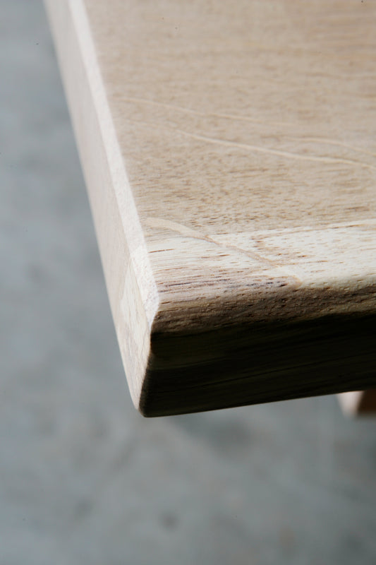 Oak wood detail shot of the Heerenhuis Larbus Table.