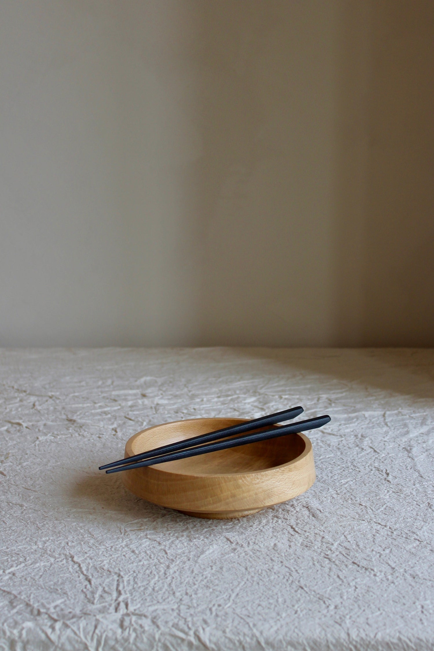 Little Bowl by Het Houtlokaal, a hand-turned wooden bowl made from sustainably sourced sycamore wood. It features a food-safe and water-repellent hard wax finish, making it suitable for both warm and cold nibbles.