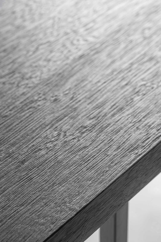 Close-up of the natural wood grain of the Mesa Nero Outdoor Table by Heerenhuis.